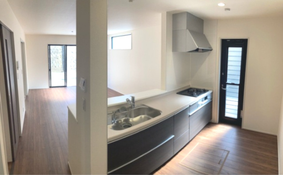 神戸市垂水区旭が丘　新築戸建　４８８０万円の居間・リビング|リビング見渡せる対面キッチン　勝手口があるので換気も出来、毎日もゴミ出しも楽々です♪