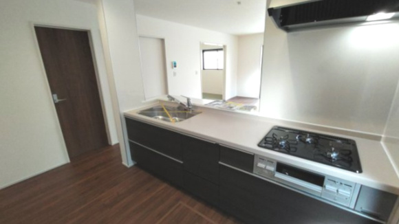 神戸市垂水区旭が丘　新築戸建　４８８０万円のキッチン|キッチン横に水回り設備があり家事動線がスムーズに行えます♪
