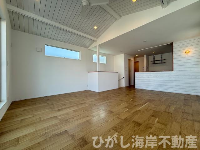 藤沢市辻堂東海岸1丁目　新築戸建　全3棟のダイニング|21.2帖　勾配天井のLDK