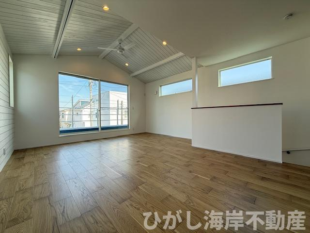 藤沢市辻堂東海岸1丁目　新築戸建　全3棟の居間・リビング|21.2帖　勾配天井のLDK