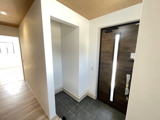 藤岡市岡之郷１期（全１棟）１号棟の玄関|広々とした玄関ホールには大容量の収納を完備。家族分の靴や小物がスッキリと収納できます。毎日の綺麗がずっと続くので、急なゲストの時でも安心。気持ちよくお迎えしていただけますネ(^▽^)/