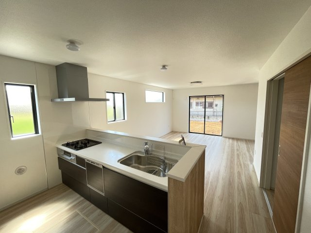 藤岡市岡之郷１期（全１棟）１号棟のキッチン|ナチュラルな自然光の中での調理。お洒落な食器類を余裕で収納できるスペース。動きやすい女性目線のキッチン動線。これからはお料理をつくる時間が劇的に変わります。