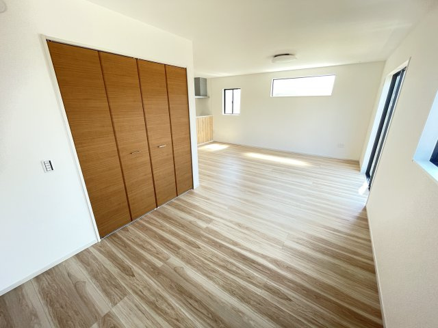 藤岡市岡之郷１期（全１棟）１号棟の居間・リビング|ご家族の憩いの場となるLDKは、大きな窓からたっぷりの光が差し込む明るい空間です。リビング・ダイニング・キッチンと一体感のある広々空間でご家族くつろいで下さい(^▽^)/