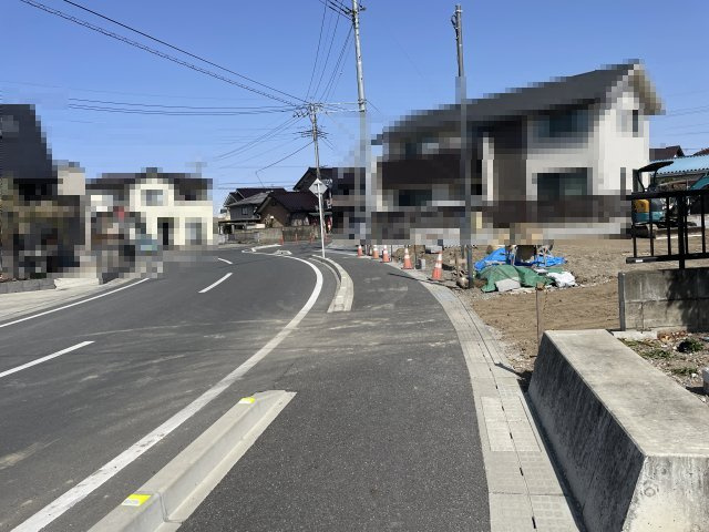 藤岡市岡之郷１期（全１棟）１号棟の前面道路含む現地写真