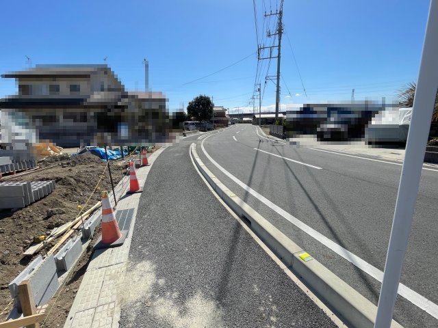 藤岡市岡之郷１期（全１棟）１号棟の前面道路含む現地写真