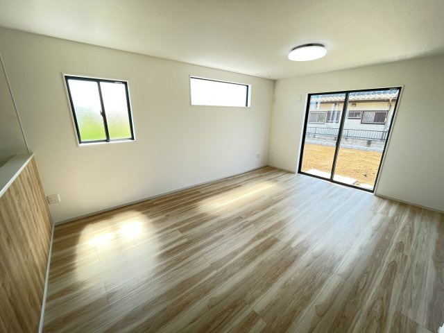藤岡市岡之郷１期（全１棟）１号棟の居間・リビング|ご家族の憩いの場となるLDKは、大きな窓からたっぷりの光が差し込む明るい空間です。リビング・ダイニング・キッチンと一体感のある広々空間でご家族くつろいで下さい(^▽^)/