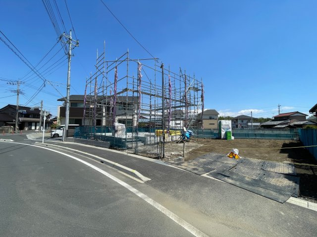 藤岡市岡之郷１期（全１棟）１号棟の前面道路含む現地写真