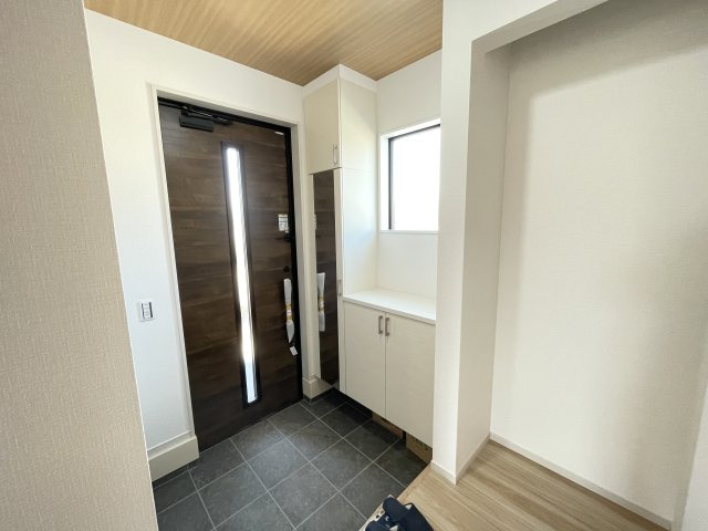 藤岡市岡之郷１期（全１棟）１号棟の玄関|靴が散らかりがちな玄関には天井まで高さのあるシューズボックスを設け、整理整頓された空間を保てそう。可動棚になっていますので、長靴やブーツもスッキリ片付きます。
