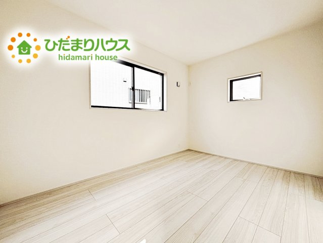 【寝室】 | 石岡市府中第1　新築戸建　3号棟 | 壁紙はシンプルで清潔なホワイトで統一しています。朝の光をたっぷり浴びながら一日をスタート！目覚めは明るくあたたかな場所で。