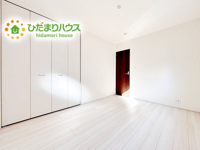 【寝室】 | 石岡市府中第1　新築戸建　3号棟 | ゆとりのあるクローゼットが付いているので、お部屋もスッキリ片付き、朝の身支度もスムーズにできます。バルコニーと繋がるお部屋ですのでお布団などの大きな洗濯物もそのまま干して便利♪