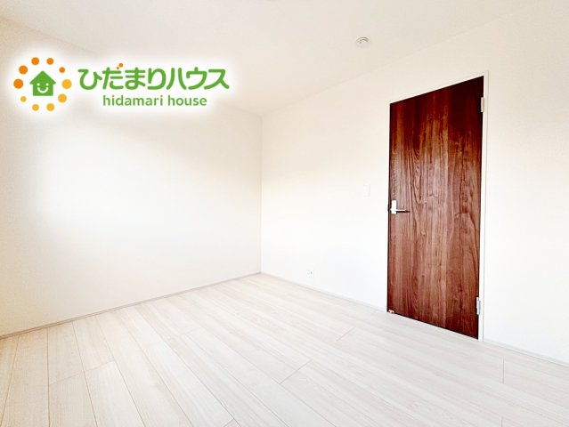 【洋室】 | 石岡市府中第1　新築戸建　3号棟 | 白い壁の洋室は、太陽の光だけでも十分明るく感じられますね
