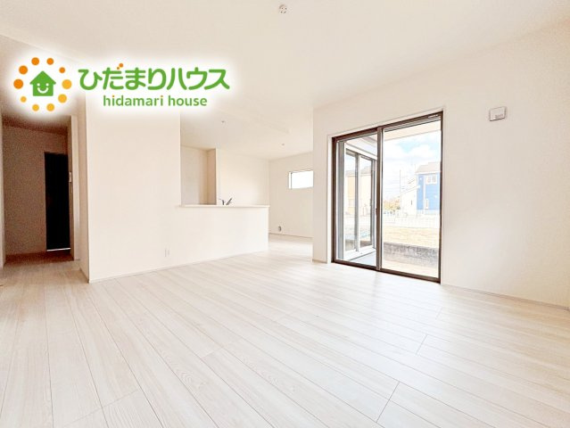 【居間・リビング】 | 石岡市府中第1　新築戸建　3号棟 | 複層ガラスの遮熱効果と断熱効果で、一年中快適に過ごせます (#^.^#)