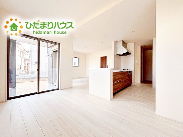 【居間・リビング】 | 石岡市府中第1　新築戸建　3号棟 | リビング・ダイニングは白を基調としたシンプルな空間。 雑貨やこだわりの家具など、レイアウトも自由に楽しめます！
