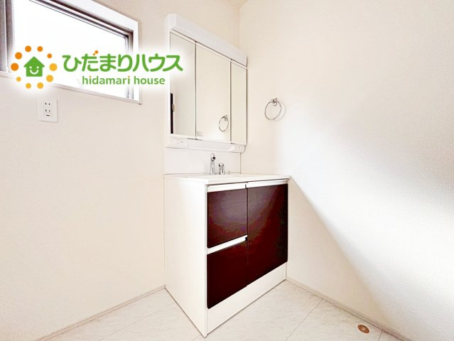 【独立洗面台】 | 石岡市府中第1　新築戸建　3号棟 | 大きな三面鏡の独立洗面。鏡の後ろは収納となっているのでスッキリと整理できます！
