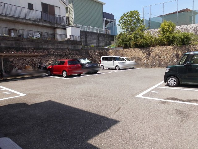 フルールド西神戸の駐車場