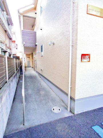 東村山市野口町３丁目のアパートのエントランス