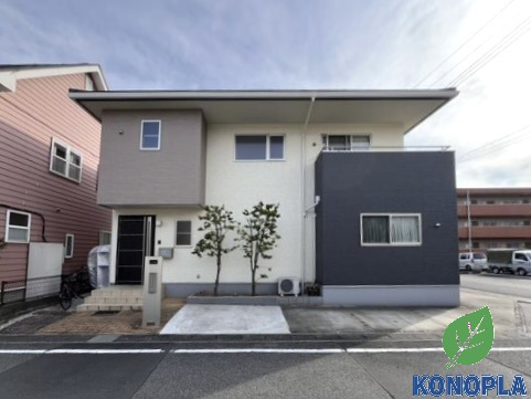 【中古戸建】太田市東長岡町の外観|■外観｜外壁のアクセントカラーがシックな外観です。シンプルなデザインでありながらも「個性」を損なわず、お客様一人ひとりの暮らし方にフィットします。