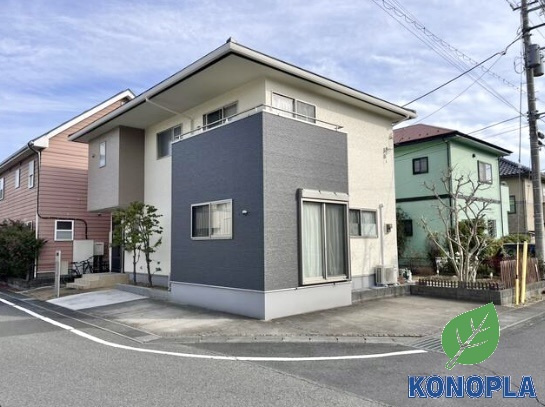 【中古戸建】太田市東長岡町の外観|■外観｜角地に位置しているため開放感があり、日当たりや風通しも良好で、快適な生活環境が整っています♪