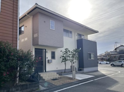 【中古戸建】太田市東長岡町の外観|■外観｜前面道路が広く見渡しが良いため、車の出入りやすれ違いもスムーズで日々の運転も安心して行えます♪