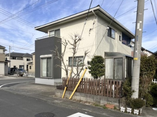 【中古戸建】太田市東長岡町の外観|■外観｜角地の嬉しいポイントは住宅街の中でも圧迫感が少なく、のびのびとした暮らしが叶う立地♪