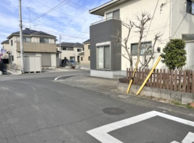 【中古戸建】太田市東長岡町の外観|■外観｜窓の配置や、爽やかな白ベースの外観が清潔感をもたらします。まっさらなキャンバスのような家にこだわりを彩って…始めよう、あなただけの豊かな暮らし( ＾＾ )