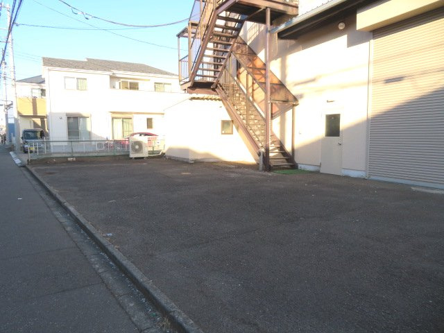 相模原市中央区田名の倉庫の駐車場