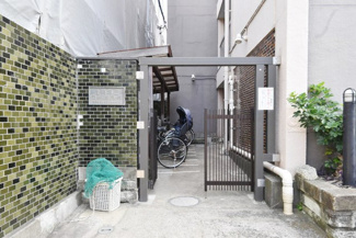 【エントランス】 | お客様を、そして住人を出迎えてくれるマンションのエントランス。ゴミが落ちていないことからも、管理状態の良さや住民の節度の高さが見て取れます。～即日のご見学可能～　お問合せはお気軽にどうぞ。
