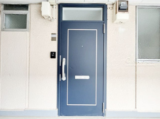 【その他共用部分】 | 皆様をお迎えする、お部屋の玄関ドア。開けやすさや開放角度、ドアノブの操作しやすさや鍵の形状などを、現地で一度ご確認ください。～即日のご見学可能～　お問合せはお気軽にどうぞ。