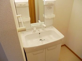 【洗面所】 | メゾン・ド・花水木　壱番館 | ゆったりとスペースのある洗面所