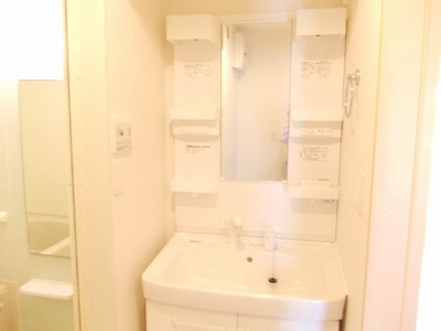 【洗面所】 | スモールヴィレッジⅡ | ゆったりとスペースのある洗面所