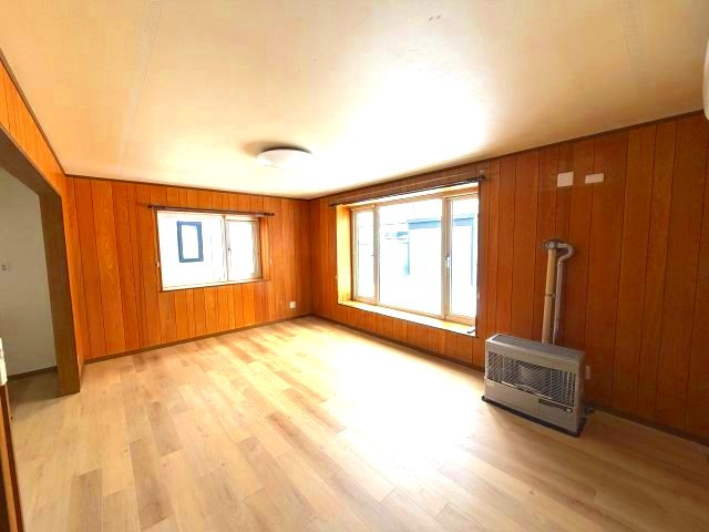 北見市東三輪５丁目５番地４９　中古売家 外１筆の居間・リビング|複数の窓、部屋の対角に窓があるので空気が循環しやすく、効率的な換気が可能。湿気対策にも効果的です。窓から多くの日差しを取り込み、部屋全体が明るくなります。 南向きに窓があるので、採光性が高まります。