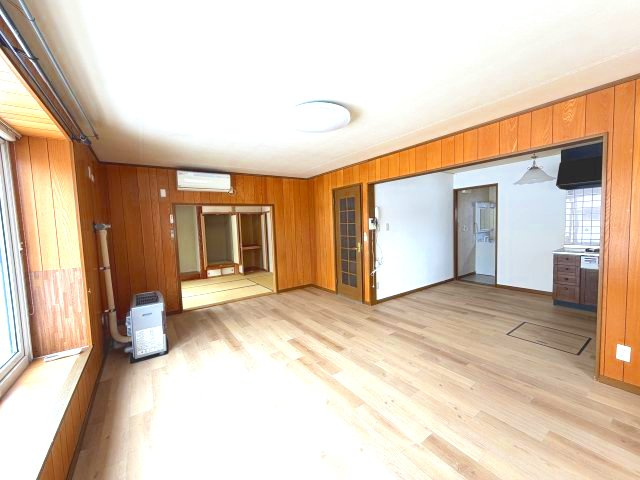 【居間・リビング】 | 北見市東三輪５丁目５番地４９　中古売家 外１筆 | 12帖リビングと6帖キッチンが一体となった18帖LDKの空間は、開放感があり、家族とのコミュニケーションが取りやすく、仕切りがないため、実際の面積以上に広く感じます。
