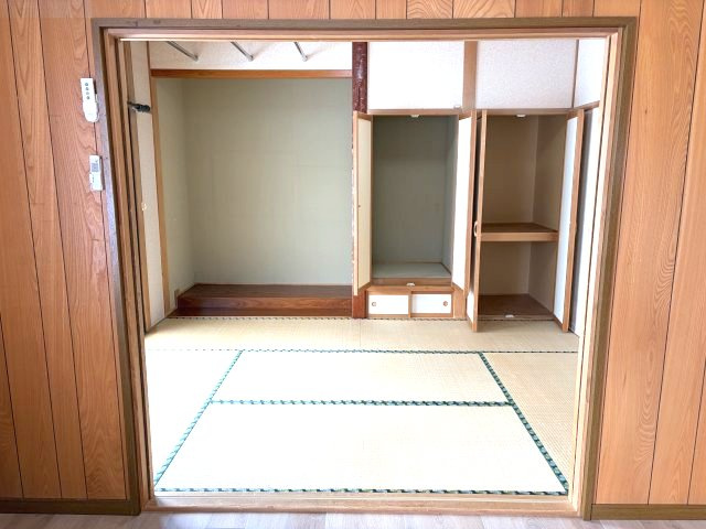 北見市東三輪５丁目５番地４９　中古売家 外１筆の和室|収納と仏間、1.8ｍ幅の床の間は、互いの機能を引き立てつつ、6帖という広さの中でバランスの取れた配置と言えます。それぞれの空間が独立性を保ちつつ、統一感のある和室を演出できます。