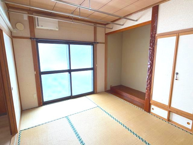 【和室】 | 北見市東三輪５丁目５番地４９　中古売家 外１筆 | 6畳和室は南向きなので、日中のほとんどの時間、日差しが入るため明るい状態のお部屋を保てます。来客時には客間として利用でき、布団を敷けば寝室としても使えます。調湿機能や防音効果も期待できます。