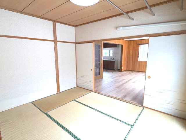 【洋室】 | 北見市東三輪５丁目５番地４９　中古売家 外１筆 | 和室の畳のい草の香りはリラックス効果があり、落ち着いた空間で過ごせます。小さな子どもがいる家庭では、お昼寝や遊び場にもなります。