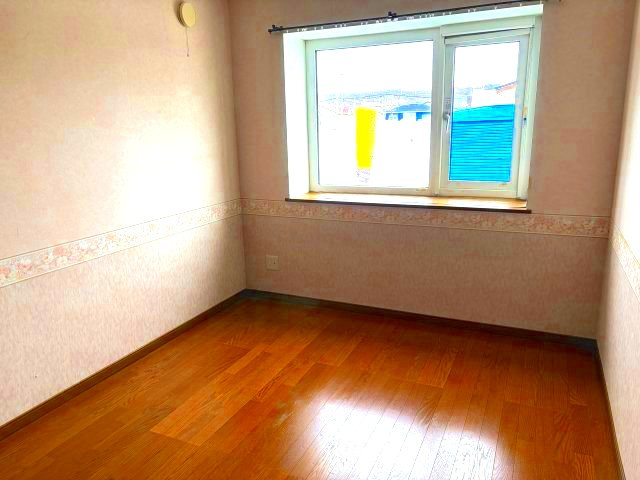 【洋室】 | 北見市東三輪５丁目５番地４９　中古売家 外１筆 | 1階6帖洋室の床は、フローリングで平滑な表面のため日々の掃除が簡単です。掃除機やモップで簡単に掃除でき、カーペットのようにホコリやゴミが絡まないので、掃除がしやすく清潔を保ちやすいです。