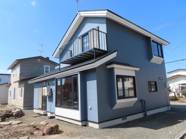 【外観】 | 北見市東三輪５丁目５番地４９　中古売家 外１筆 | 価格には消費税を含みます。弊社が売主なので仲介手数料は掛かりません。随時、内見は可能です。