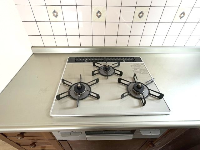 北見市東三輪５丁目５番地４９　中古売家 外１筆のキッチン|3口ガスコンロは、複数の料理を効率よく調理したい場合にとても便利です。Hとは異なり、3口すべてで同時に高火力を利用できます。これにより、一度に多くの料理を効率よく作ることが可能です。