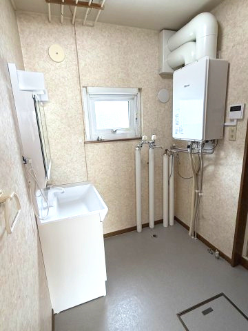 【脱衣所】 | 北見市東三輪５丁目５番地４９　中古売家 外１筆 | 洗面所と脱衣場が一体型で、収納スペースを広く確保できます。タオルや洗剤、着替えなどをまとめて収納でき、すっきりとした空間を保てます。