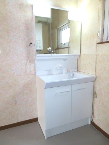 北見市東三輪５丁目５番地４９　中古売家 外１筆の独立洗面台|洗髪洗面化粧台は、忙しい朝などに手軽に洗髪でき、 洗面ボウルをシャワーで洗い流せるため清潔を保ちやすいです。化粧品や小物などを整理しやすい収納スペースがあります。 