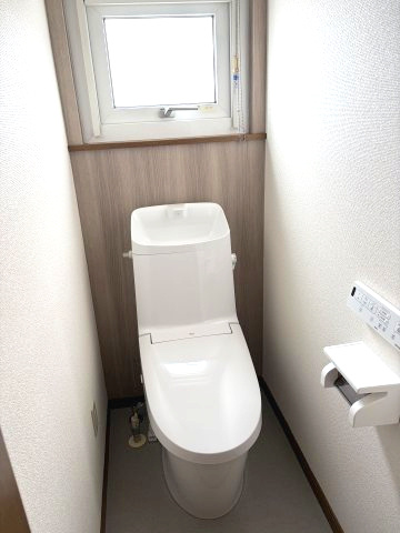 【トイレ】 | 北見市東三輪５丁目５番地４９　中古売家 外１筆 | トイレは手洗い付きウォシュレット式なので、利便性向上や節水効果など、様々なメリットがあります。用を足した直後に手を洗えるため衛生的です。さらに、窓があるので自然換気ができ、自然光を取り入れられるます。