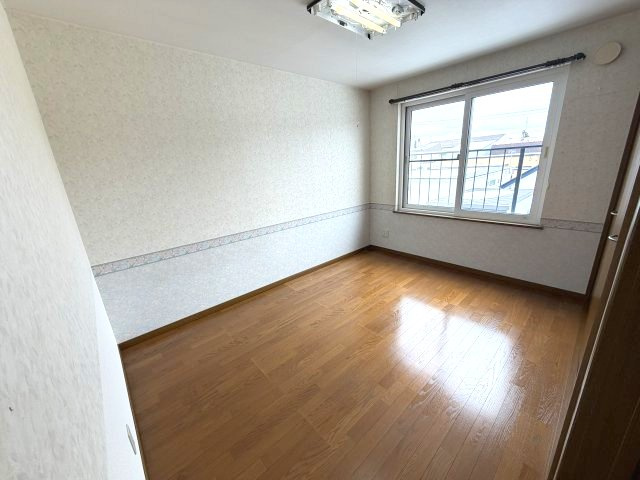 【洋室】 | 北見市東三輪５丁目５番地４９　中古売家 外１筆 | ２階南東側洋室は、午前中から午後にかけて長時間日差しが入り、日差しで部屋が暖まりやすく、冬の暖房費を節約できる可能性があります。在宅時間が長いなら日当たりの良い南東向きは快適です。