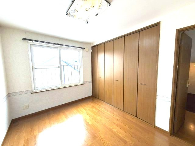 【収納】 | 北見市東三輪５丁目５番地４９　中古売家 外１筆 | 幅2.7m（270cm）のクローゼットは、一般的なクローゼットの中でも大容量サイズに分類されます。夏物なら約90着、冬物なら約54着が収納できる目安になります。