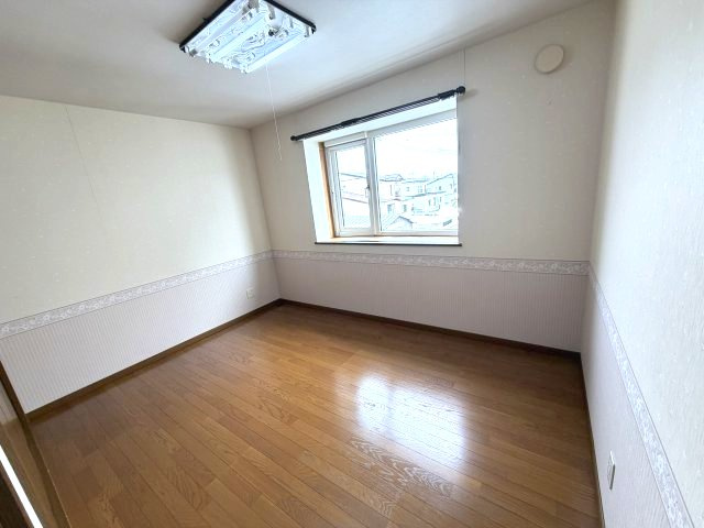 【洋室】 | 北見市東三輪５丁目５番地４９　中古売家 外１筆 | ２階北東側洋室は、直射日光が入りにくく、直射日光が当たらないため、フローリングや壁紙、家具類が日焼けしにくいという利点があります。カーテンなども長持ちしやすいでしょう。