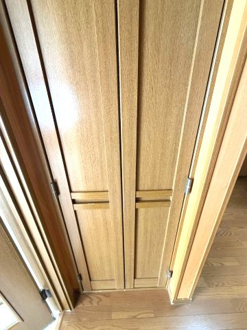 北見市東三輪５丁目５番地４９　中古売家 外１筆の収納|階段下のスペースは、デッドスペースになりがちです。ここを収納にすることで、家全体を広く感じられます。階段下の収納は、日用品のストックや掃除用具の保管など、使い勝手の良い配置にすることができます。