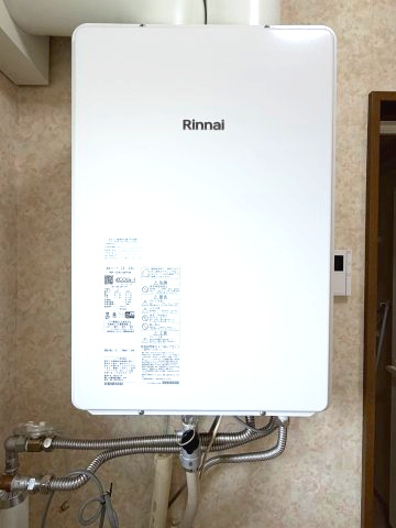 【発電・温水設備】 | 北見市東三輪５丁目５番地４９　中古売家 外１筆 | 壁掛け式ボイラーは、壁に直接取り付けて床に置かないため、床の掃除がしやすいです。適切なメンテナンスを行うことで、ボイラーを安全に長く使い続けることができます。