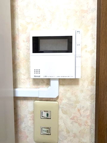 【発電・温水設備】 | 北見市東三輪５丁目５番地４９　中古売家 外１筆 | 給湯器のリモコンは、お湯の用途に合わせて最適な温度に設定できます。例えば、食器洗いには低めの温度、シャワーには高めの温度など、細かく調整できます。日々の生活をより便利で快適にします。