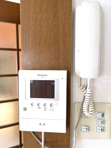 【セキュリティ】 | 北見市東三輪５丁目５番地４９　中古売家 外１筆 | モニター付きインターホンは、来訪者の映像を屋内のモニターで確認できる点が最大の特徴です。防犯性と利便性が向上します。モニター越しに確認できるため、不審者や望まない訪問者には玄関を開けずに対応できます。