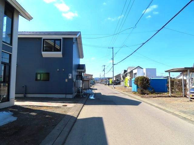 【前面道路含む現地写真】 | 北見市東三輪５丁目５番地４９　中古売家 外１筆 | 前面道路は北側に接道し、東側から西方向を見た前面道路周辺です。