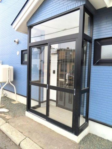 【玄関】 | 北見市東三輪５丁目５番地４９　中古売家 外１筆 | 風除室を設置しているので外気の侵入を防ぎ、屋内の熱効率を高めます。家全体の室温を保つ冷暖房効果が低下しにくく節電になり、玄関ドア開閉時の冷気流入を防ぐドアの結露や足元の冷えを感じにくくします。